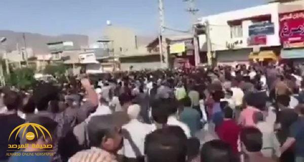 أثر العقوبات الأمريكية على إيران ... بالفيديو : الإيرانيون يتظاهرون ضد الغلاء والشرطة تقابل المحتجين بالعنف