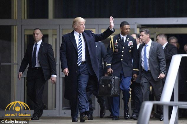 سر الحقيبة السوداء الذي يحملها  مساعد عسكري  لـ"ترامب" أثناء زيارة بريطانيا -صور