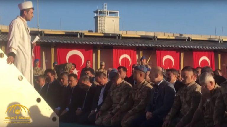 شاهد .. وزير تركي يؤدي صلاة العيد مع الجنود  ويثير سخرية واسعة !