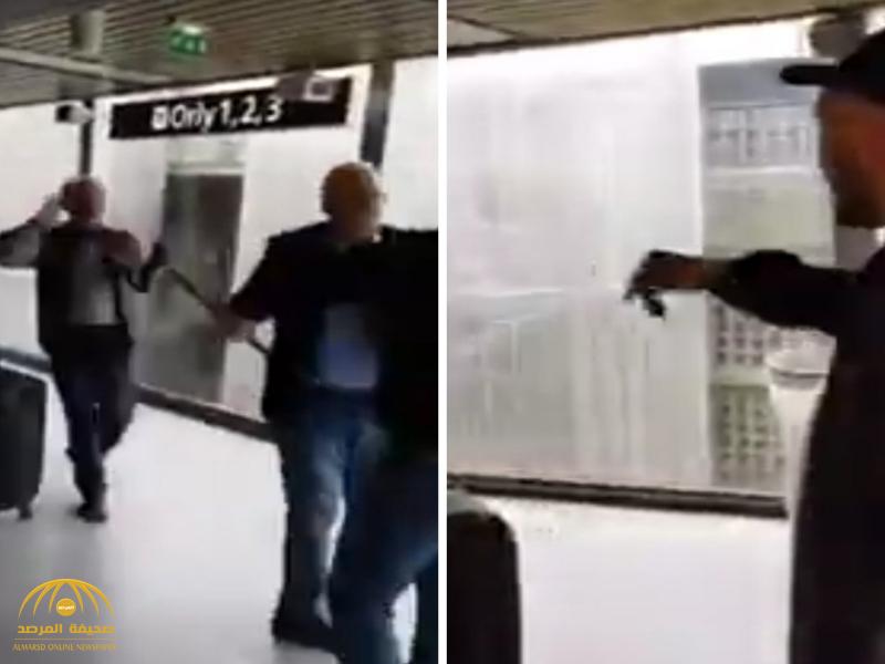 شاهد: وزير جزائري سابق يضرب مهاجر جزائري بالعصا في مطار فرنسي!