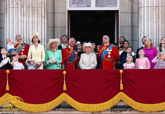 بالصور : شاهد ملكة بريطانيا تحضر عرضًا عسكريًا احتفالاً بعيد ميلادها بحضور الأمير "هاري" وزوجته "ميغان"