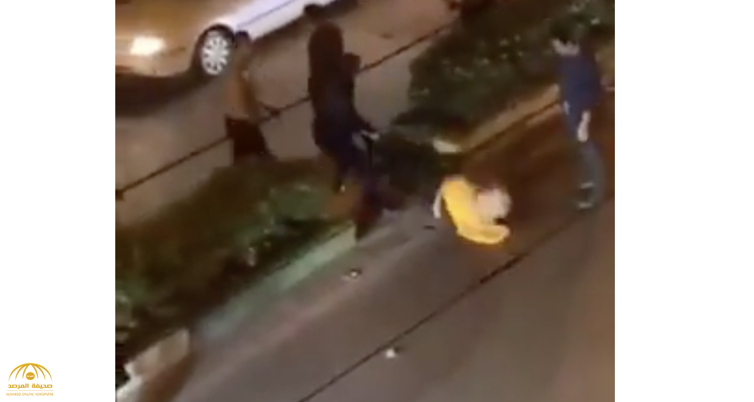 شاهد .. السلطات الإيرانية تعتدي على امرأة بشكل وحشي وتسحلها وسط الشارع  بسبب "الحجاب"!