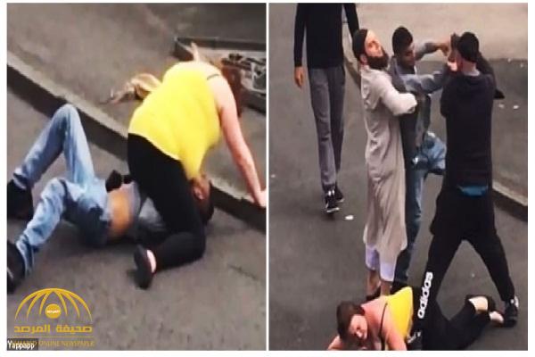 شاهد: امرأة بريطانية تضرب زوجها في الشارع وتسقطه على الأرض وتجلس فوقه .. وتدخل سريع من الجيران !