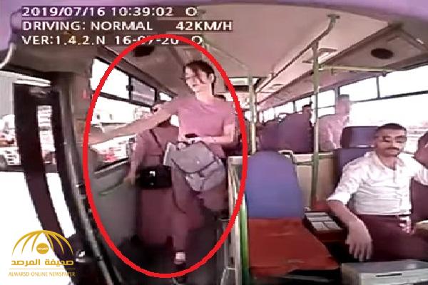 شاهد .. لحظة سقوط فتاة من داخل حافلة ركاب بطريقة مروعة في تركيا!