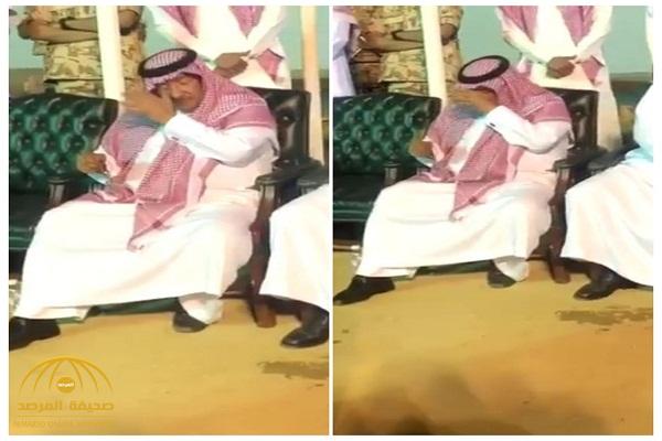 شاهد .. الأمير "محمد بن نايف"‬⁩  في مقبرة العدل بمكة يمسح دموعه مُتأثراً بوفاة والدته الاميرة ⁧‫الجوهرة