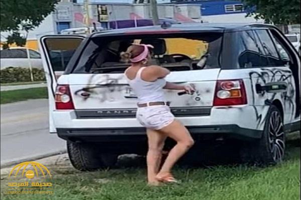 شاهد: امرأة أمريكية تحطم سيارة فارهة متوقفة على جانب الطريق في ولاية فلوريدا .. وردة فعل غير متوقعة من السائق!