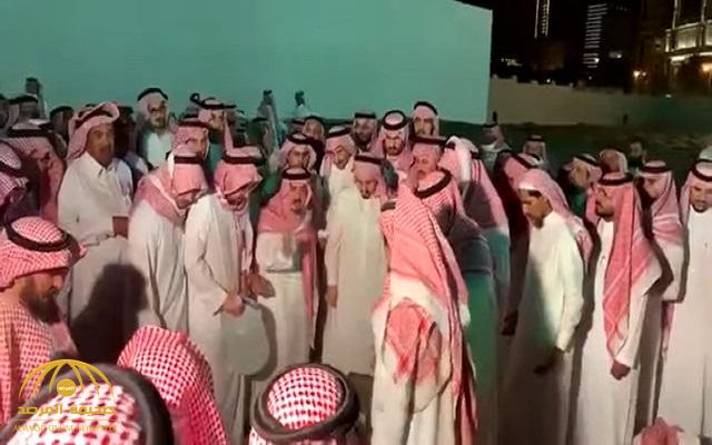 مشهد مؤثر ..شاهد: أميرالرياض يبكي ويدعو لوالده الأمير بندر بن عبد العزيز بعد دفنه
