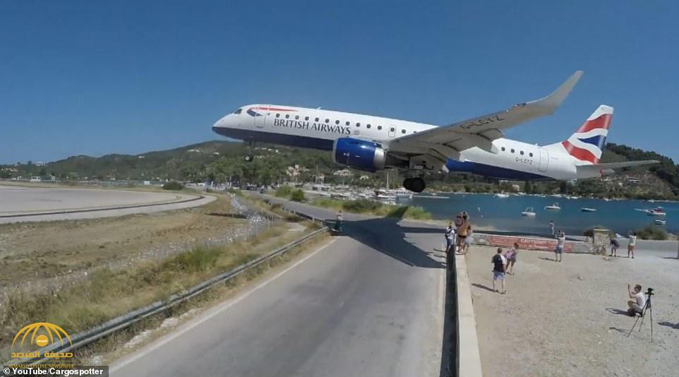 شاهد.. فيديو مثير لحظة هبوط الطائرات بالقرب من رؤوس السياح عند مطار باليونان