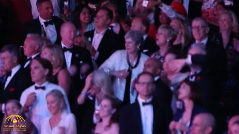 شاهد.. رئيسة وزراء بريطانية تيريزا ماي ترقص في أحد المهرجانات!