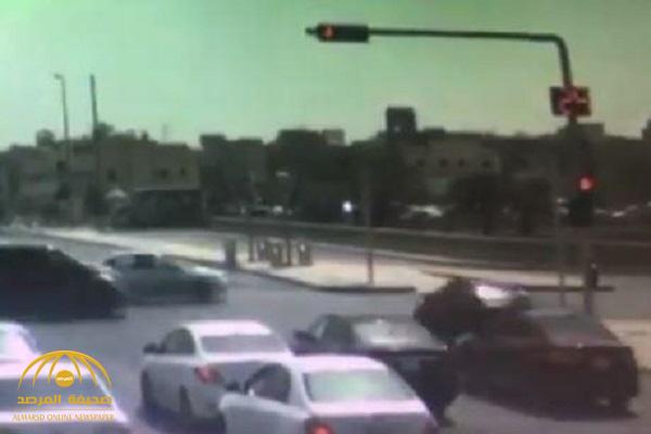 بالفيديو .. شاهد ماذا حدث لأربع سيارات بعدما قرر سائق إحداها تجاوز الإشارة الحمراء على طريق بالمملكة