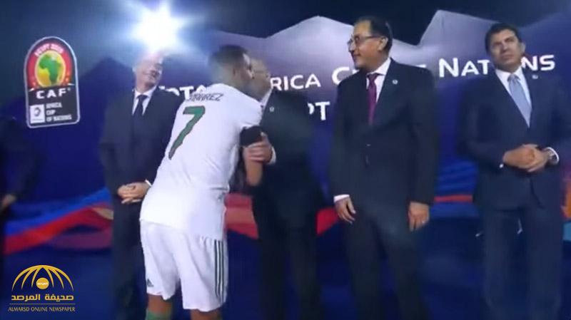 اللاعب الجزائري "رياض محرز" يخرج عن صمته ويكشف لأول مرة سبب عدم مصافحته لرئيس وزراء مصر