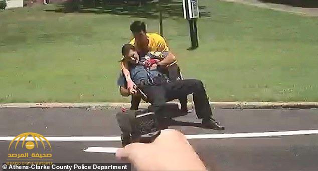 شاهد :  فيديو مثير أثناء إطلاق الرصاص على شاب يحمل سكين هجم على شرطي أمريكي في شارع بولاية جورجيا