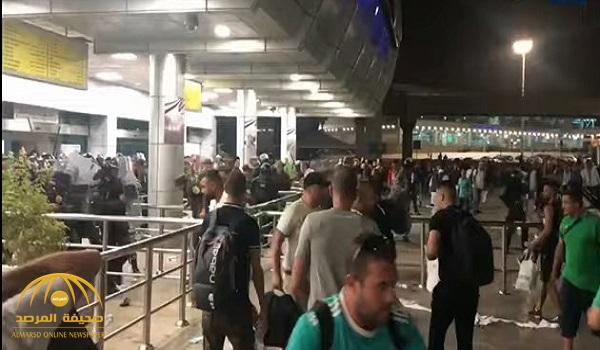 شاهد .. اشتباكات بين المشجعين الجزائريين وقوات الأمن في مطار القاهرة