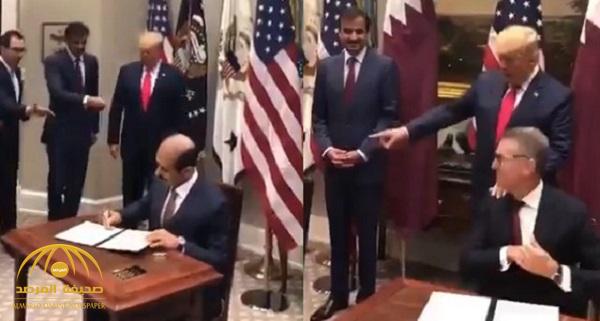 بالفيديو .. ترامب يسخر من ممثل قطر خلال توقيعه على اتفاقية : يعجبني هذا !