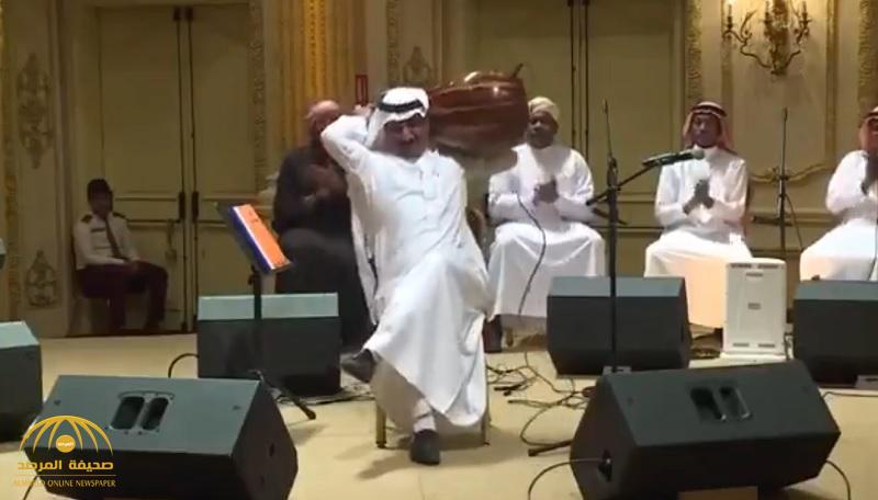 شاهد : طريقة عزف غريبة لفنان على "العود" .. و "تركي آل الشيخ" يفاجئه بهذا الطلب