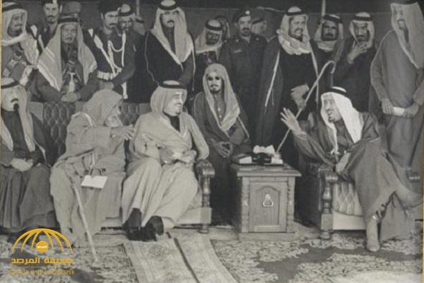 شاهد.. صورة نادرة تجمع 4 ملوك سعوديين في إحدى المناسبات بالزلفي قبل 39 عاما!