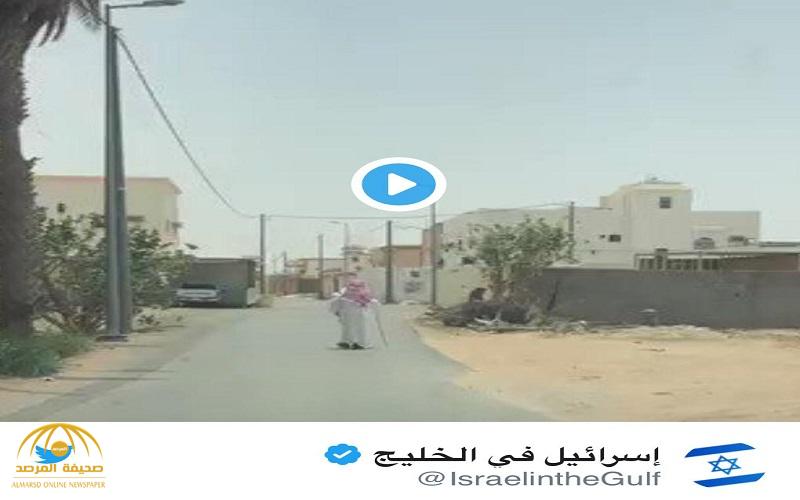 كيف علق حساب " إسرائيل بالخليج" على فيديو متداول لـ "مؤذن ضرير لم يتخلف عن رفع الآذان على مدى 40 عاما في السعودية"