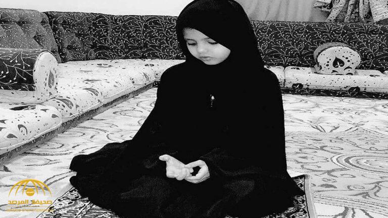 وسط بكاء ودموع .. أول ظهور لشقيقات الطفلة دانة القحطاني بعد وفاتها منذ شهرين - فيديو