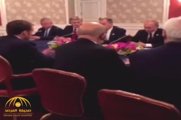 شاهد: الرئيس الروسي يضحك أثناء حديث ماكرون عن قيم الليبرالية!