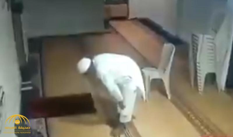 شاهد .. فيديو لرجل يصارع سكرات الموت وهو يصلي بمفرده داخل مسجد