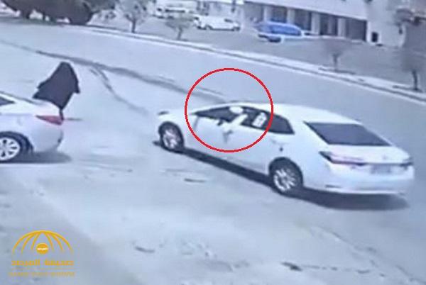 شرطة الرياض تصدر بياناً بشأن اعتداء سائق على امرأة في الشارع وسلب حقيبتها بالقوة  ... وتكشف عن جنسيته