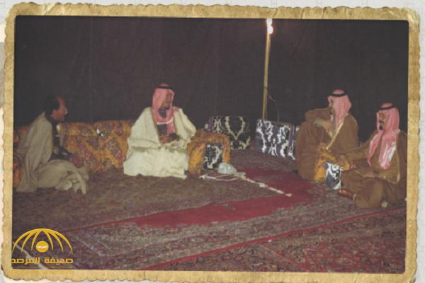 قبل 43 عاما .. شاهد: صورة تاريخية تجمع 3 ملوك سعوديين والرئيس "السادات" داخل خيمة بـ"الرياض"