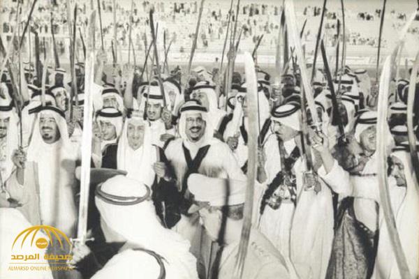 من بينهم الملك سلمان.. شاهد: صورة "نادرة" تجمع 5 ملوك سعوديين أثناء تأديتهم العرضة قبل 47 عاما