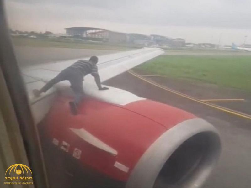 تسبب في حالة "رعب وذعر" بين المسافرين.. شاهد: ماذا يفعل هذا الرجل على جناح طائرة نيجيرية ؟!