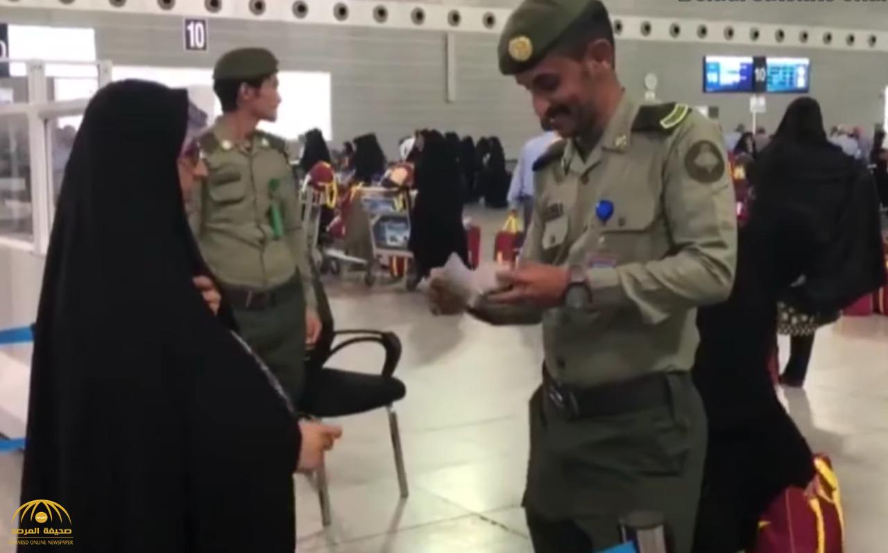 شاهد.. كيف استقبل أفراد من الجوازات السعودية الحجاج الإيرانيين في مطار جدة!