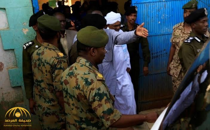 السلطات السودانية تخلي سبيل عمر البشير لساعات محددة.. والكشف عن السبب!