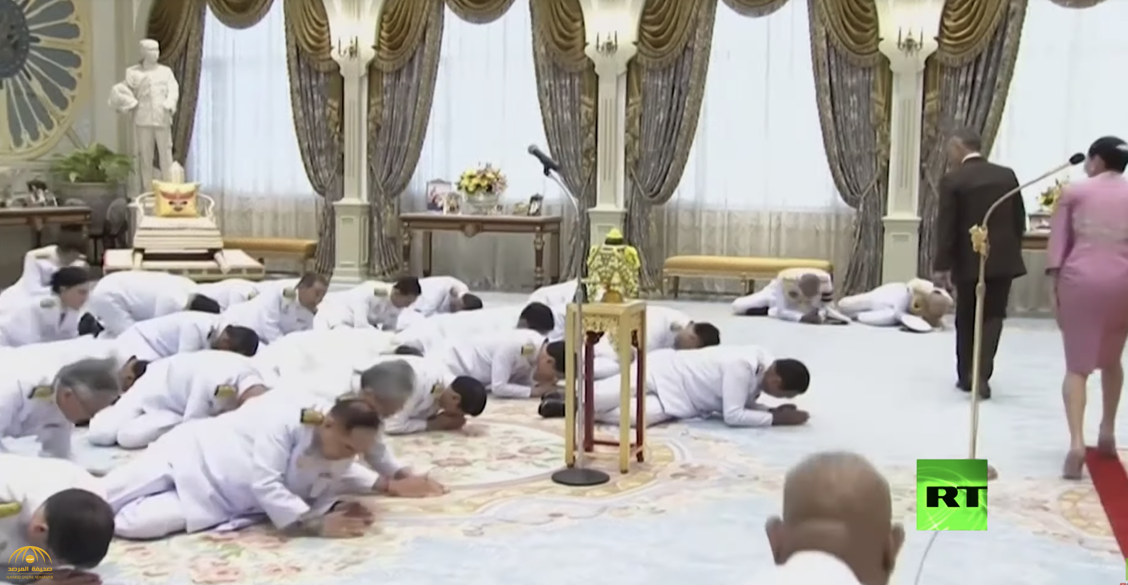 شاهد .. لحظة انبطاح أعضاء الحكومة الجديدة في تايلاند على الأرض أمام ملك بلادهم!