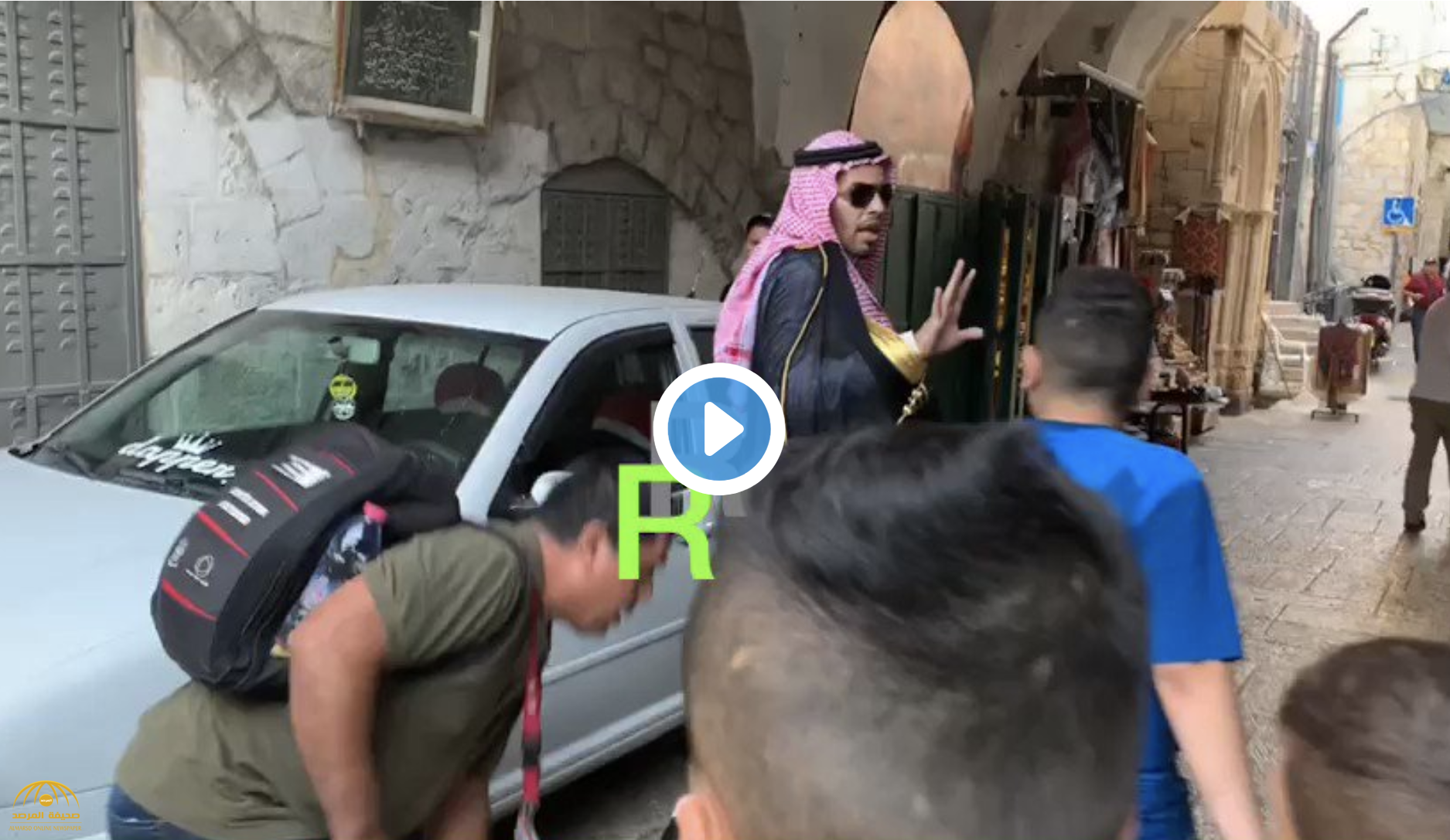 شاهد .. فلسطينيون يعتدون على سعودي بـ"الشتم والبصق" بسبب زيارته القدس وصلاته في الأقصى
