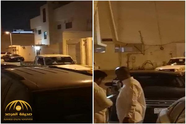 شاهد: ردة فعل سائق جيب "شاص" بعد نقاش حاد وتلقيه صفعة قوية من شخص آخر أمام منزله!