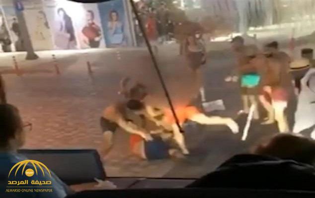 شاهد : مشاجرة عنيفة بالسكاكين بين 10 كويتيين وشابين بريطانيين أمام فندق في قبرص