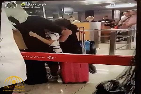 من مطار صبيحة .. شاهد: الإعلامية "نهى نبيل" توثق طريقة التعامل السيئة للسلطات التركية مع السياح الخليجيين