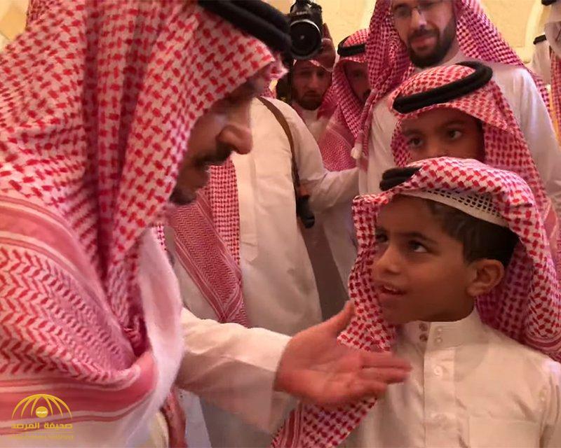 شاهد.. حوار بين أمير الرياض وطفلين في عزاء والده الأمير بندر بن عبد العزيز