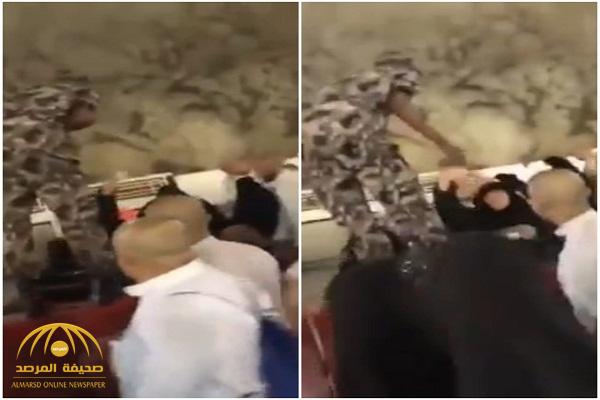 بالفيديو: حاجة عربية تُصر على إهداء مبلغ مالي لـ"رجل أمن" في مكة .. شاهد: ردة فعل الأخير!