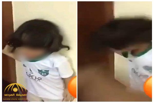 أول تعليق لـ"العمل" على فيديو ضرب طفل بسبب ارتدائه قميص أحد الأندية (فيديو)