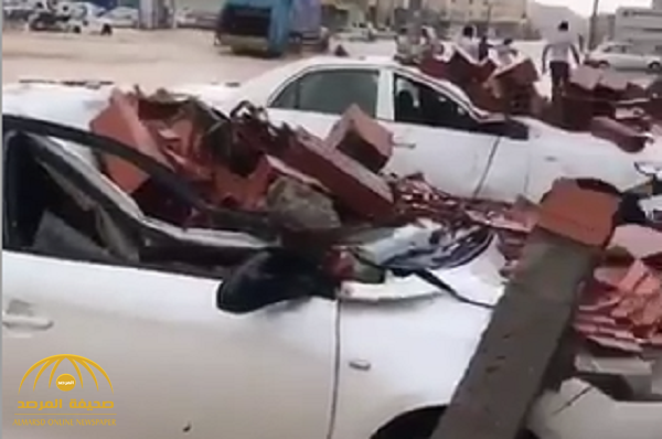 شاهد.. سقوط جدار على سيارات بسبب السيول والعواصف الرعدية على طريق مكة