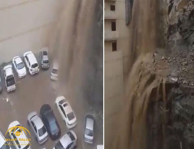 شاهد ... لحظة تدفق مياه السيول من أعلى جبل في مكة وتحطم عدد من السيارات المتوقفة