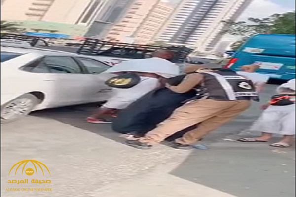 مشهد مؤثر .. رجل أمن يؤدي التحية ويقبل يد والدته خلال تأدية مناسك الحج - فيديو