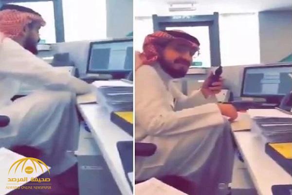 بالفيديو : موظف سعودي يتحدى زميله في التدخين أمام المراجعين .. شاهد ردة فعله لحظة دخول مديره فجأة