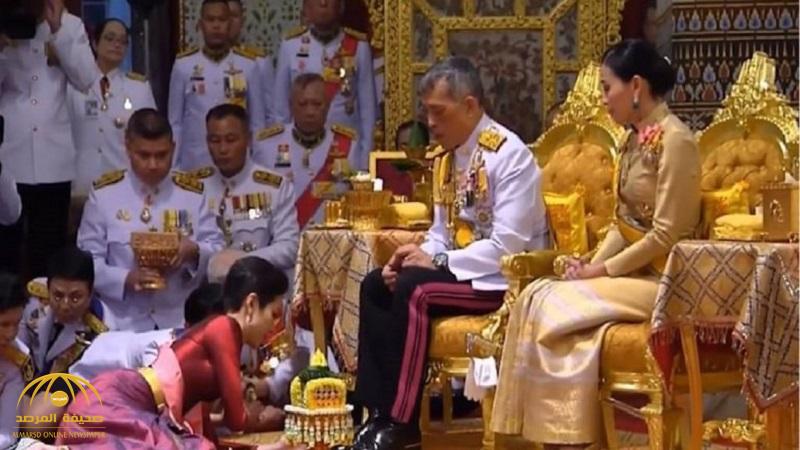 شاهد .. ملك تايلند يتزوج من ممرضة بحضور زوجته الأولى والعروس تزحف أمامه وفقاً للتقاليد !