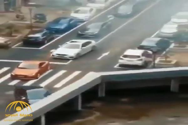 شاهد .. فيديو لسيارات ودراجات نارية تختفي في شارع رئيسي يشعل تويتر
