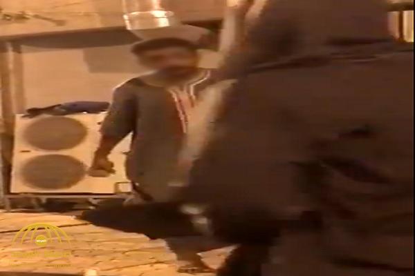 تفاصيل بيان من شرطة مكة بشأن الشاب الذي ظهر في مقطع  وقذف فتاة بحجر بمكة