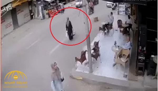 شاهد .. سيارة تصدم امراة مصرية وتقذفها في الهواء بأحد شوارع طنطا