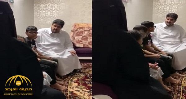 شاهد : الأمير عبدالعزيز بن فهد يزور إحدى الأسر المحتاجة ويسأل عن أحوالهم