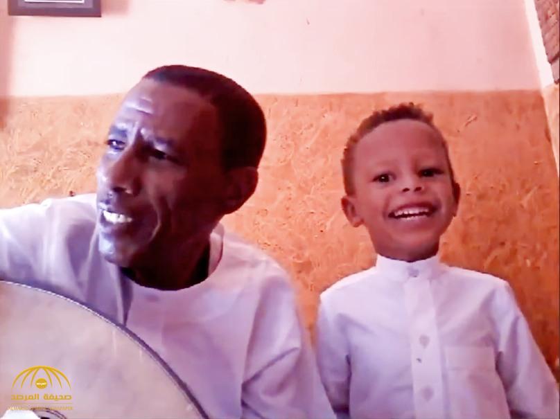 شاهد : طفل سوداني ووالده يجذبان قلوب المغردين بـ"دويتو" مشترك من أغنية "أنا حبي ليك يا سمرة"