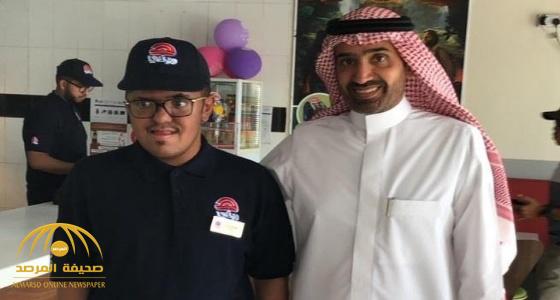 سر زيارة وزير العمل المفاجأة لموظف "كاشير" بأحد مطاعم المملكة - فيديو