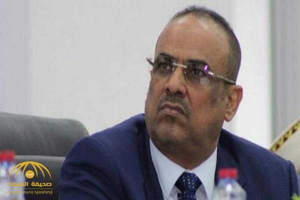 بعد تضارب الأنباء عن مصيره.. وزير الداخلية اليمني يصل إلى الرياض.. وهذان كانا برفقته!